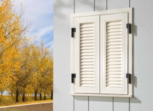Modello Maxima versione a stecche ovali per finestra. Colore: RAL 9010