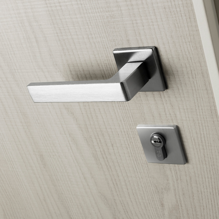 Particolare maniglia e placchetta linea quadra (optional)